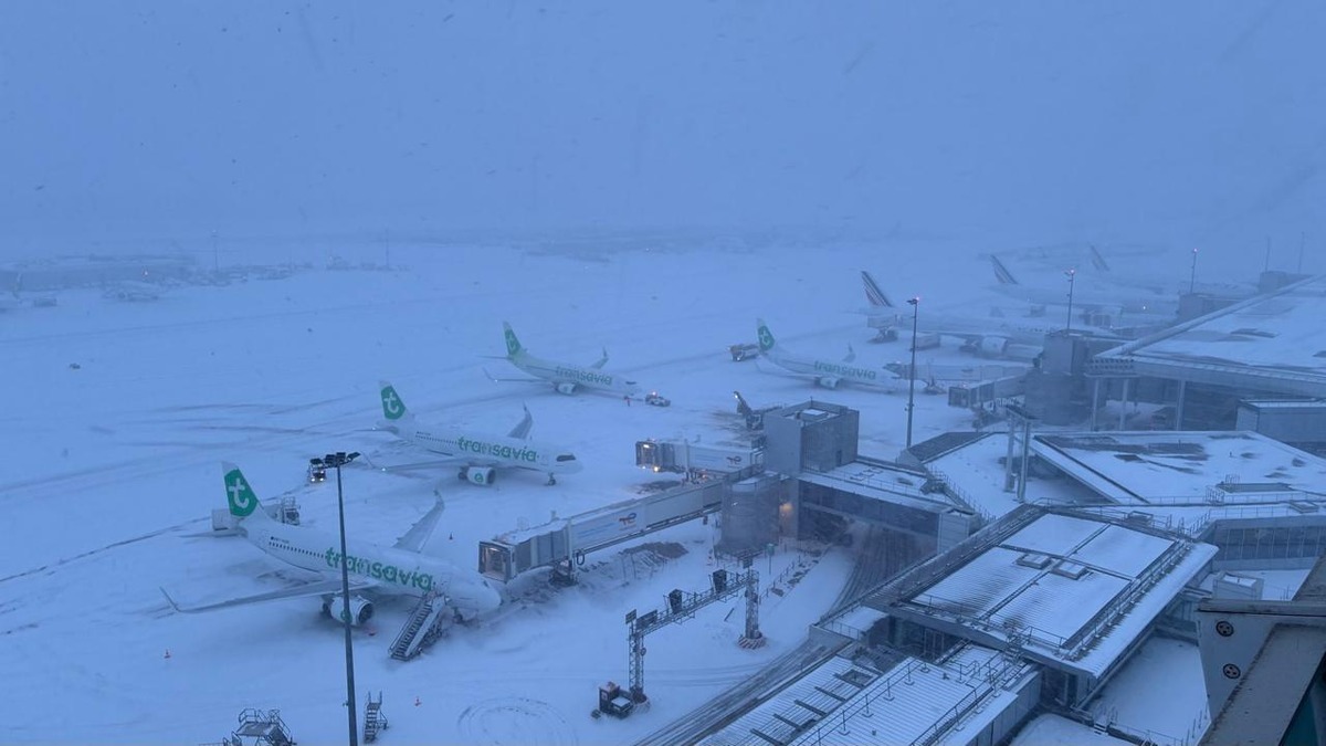 Europe Snowstorm Grounds Flights as Paris Orly Crews Clear Icy Runways